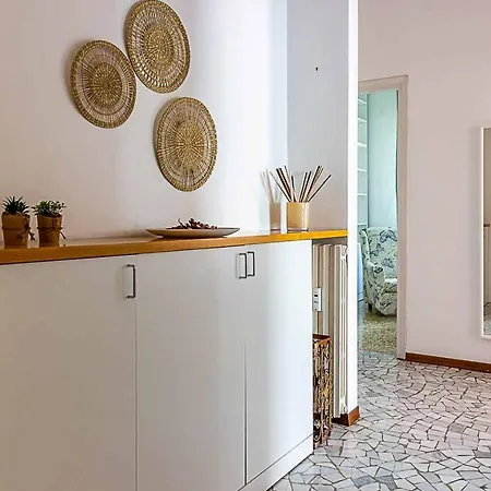 Panorama - Parking - Family&groups - Self Ck-in & Access Como