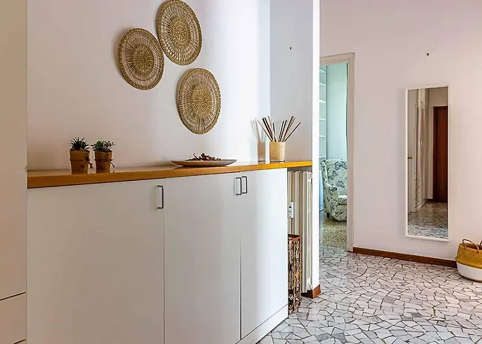 Panorama - Parking - Family&groups - Self Ck-in & Access Como